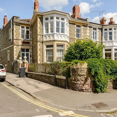Spacious 4 Bedroom On Gloucester Road Holiday home *