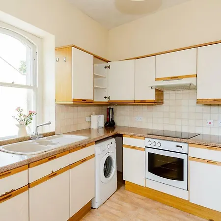 Spacious 4 Bedroom On Gloucester Road Casa de Férias