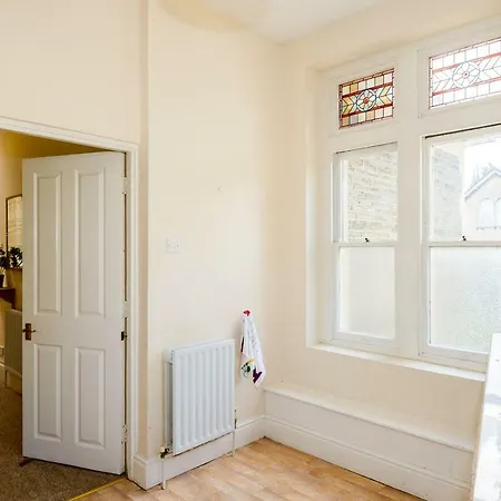 Spacious 4 Bedroom On Gloucester Road * Bristol
