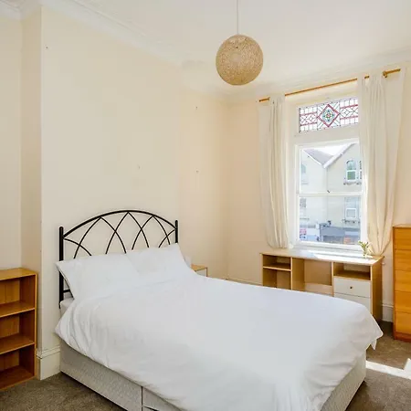 Spacious 4 Bedroom On Gloucester Road Casa de Férias