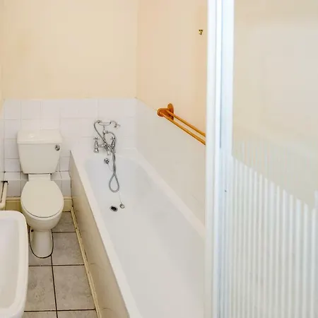 Spacious 4 Bedroom On Gloucester Road *