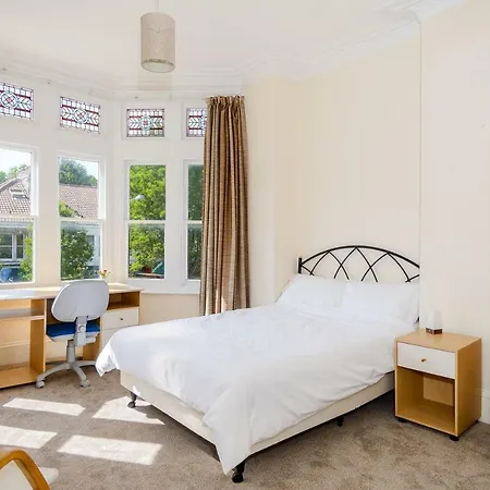 Spacious 4 Bedroom On Gloucester Road *
