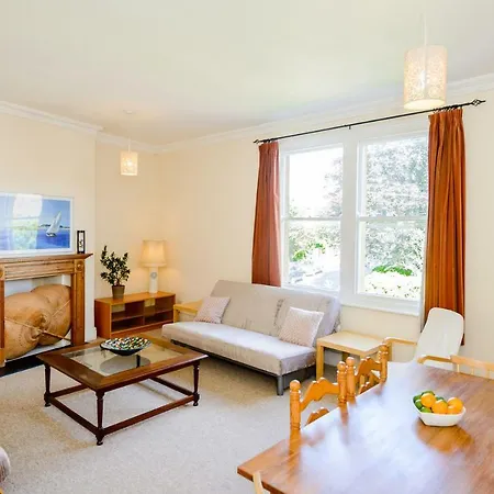Holiday home Spacious 4 Bedroom On Gloucester Road *