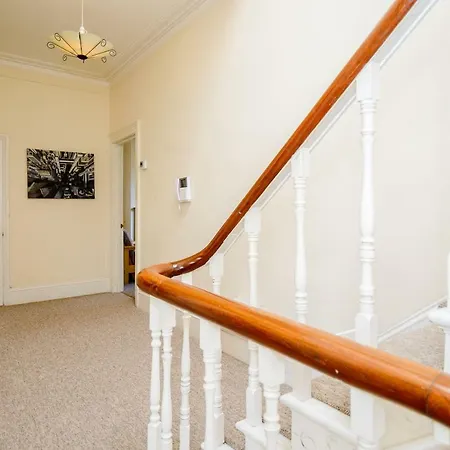 Casa de Férias Spacious 4 Bedroom On Gloucester Road *